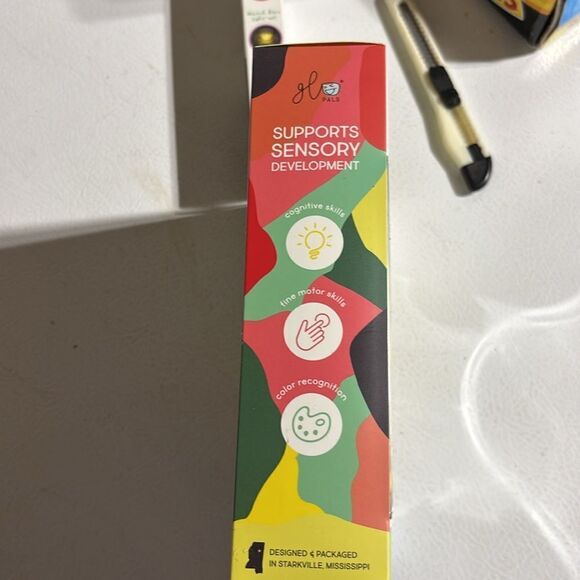 Glo Pals Character Alex Yellow + 4 Go Pals water activated light up cubes - Picture 7 of 7